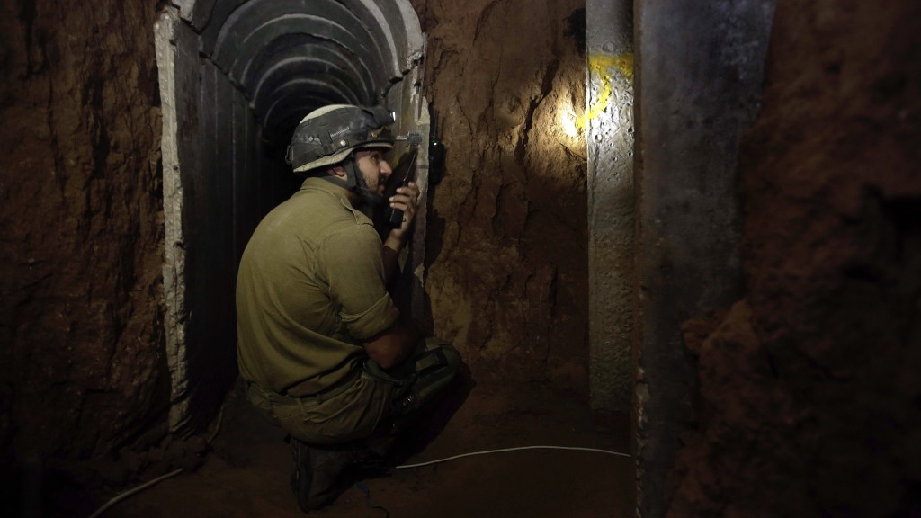 一名以色列士兵在加沙邊境發現的隧道內。 美聯社