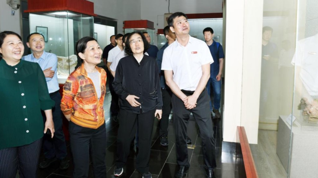 实事助学基金会理事长朱燕（左二）去年到吉首大学黄永玉艺术博物馆参观。