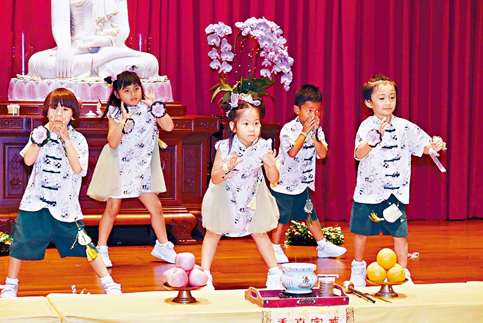 張梅桂幼稚園小朋友們展現活潑可愛的舞蹈表演,為活動揭開序幕。 張梅桂幼稚園小朋友們展現活潑可愛的舞蹈表演,為活動揭開序幕。