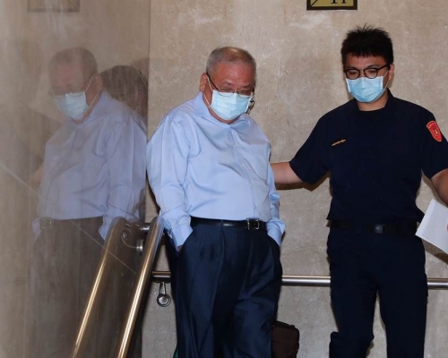 台北地檢署傳喚錢櫃董事長練台生(左)接受偵訊。網圖