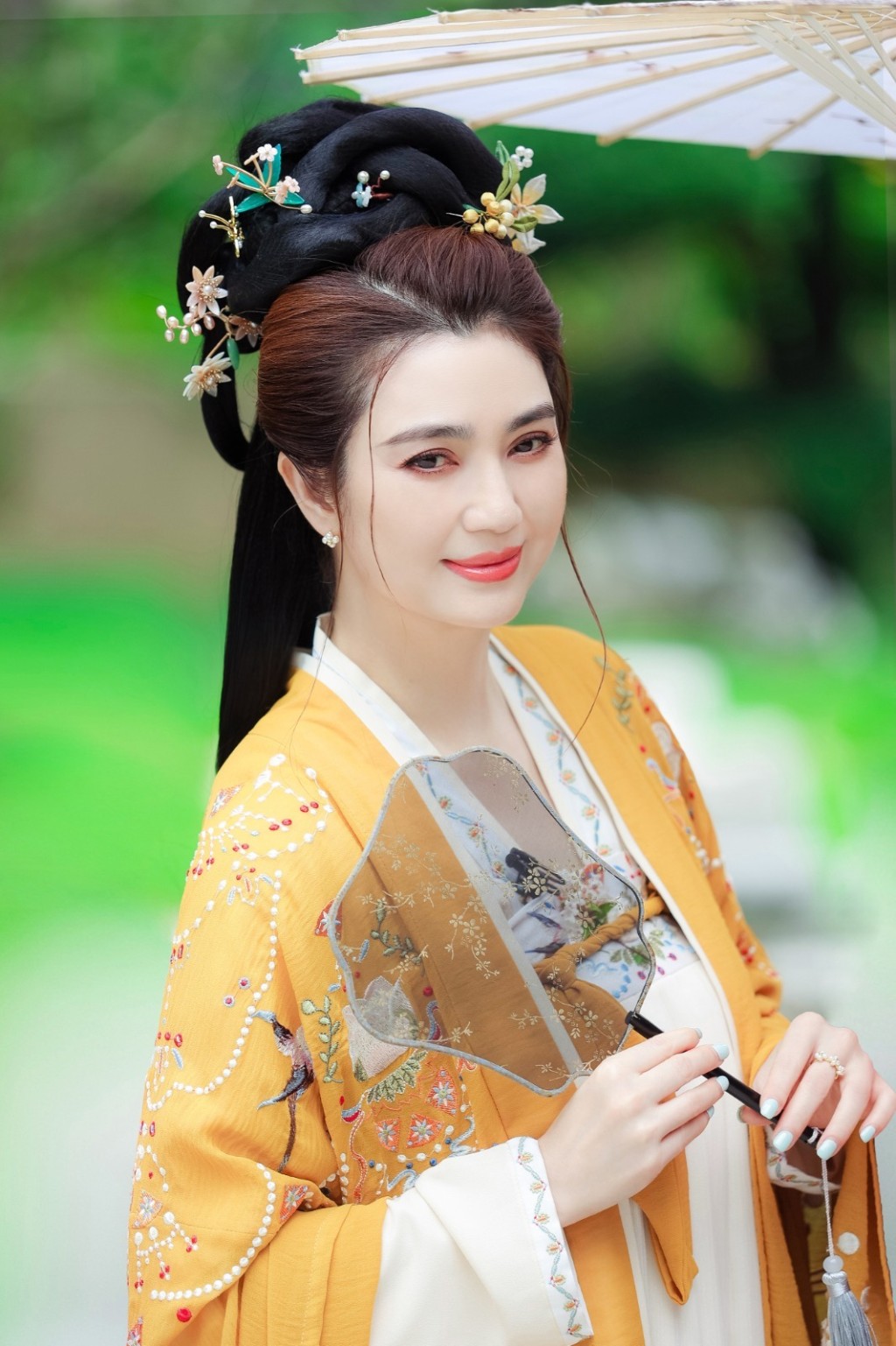 洪欣穿古裝應節。
