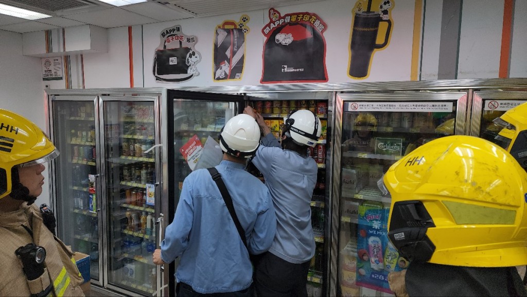 消防及中電到場進行檢查。 消防及中電到場進行檢查。