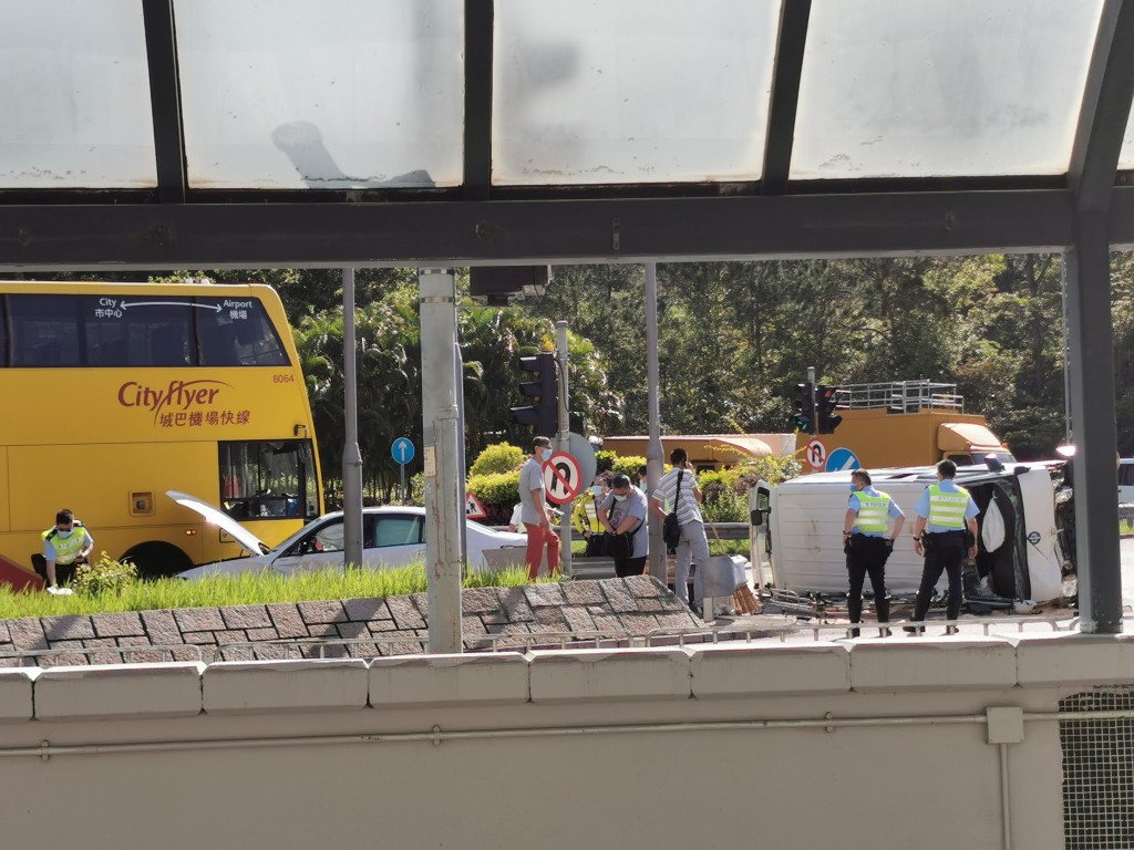 東涌3車相撞，一輛客貨車翻側。香港突發事故報料區圖片