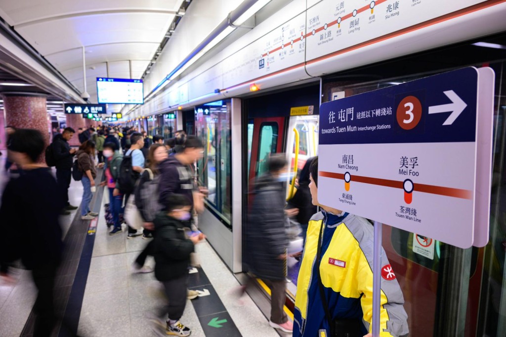 港鐵加派職員指示乘客。港鐵圖片