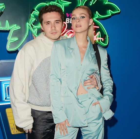 Brooklyn婚後名字加入妻子妮歌娜的姓氏,被指猶如入贅。