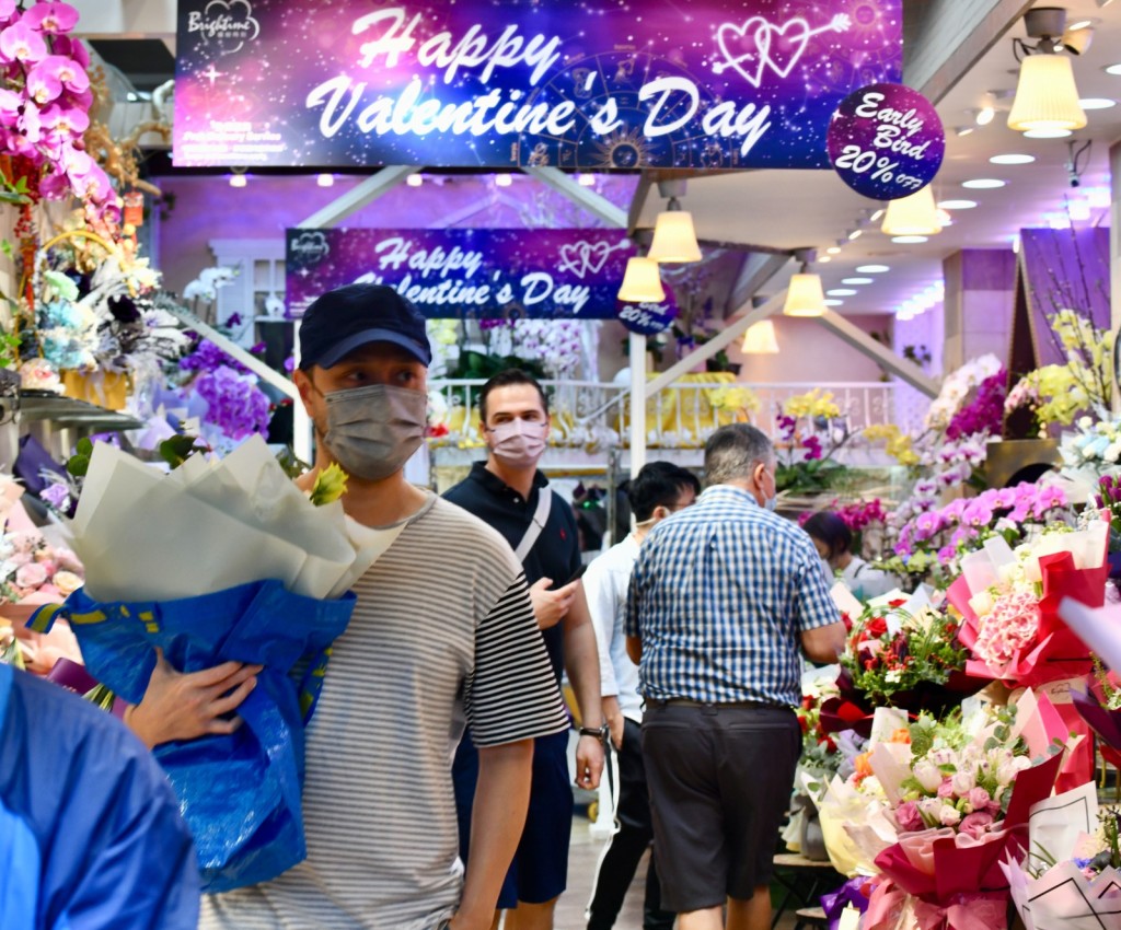 情人節前夕，市民收工到花墟買花情況。（盧江球攝）