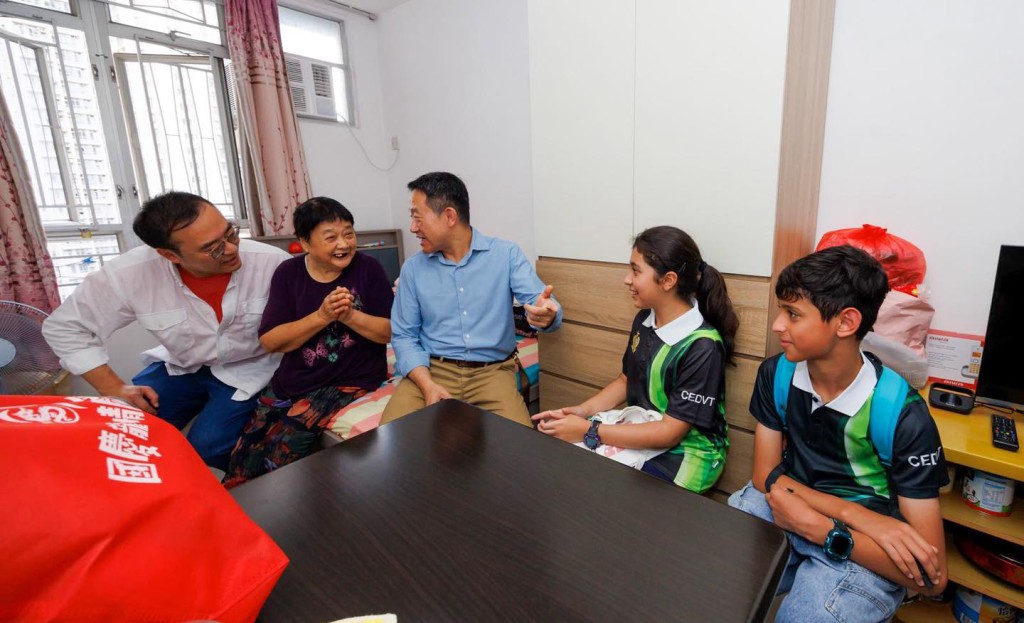 海關關長陳子達今日出席「國慶龍情關愛日2025」並擔任主禮嘉賓，與760位義工向長者送上關懷與祝福。海關FB圖片