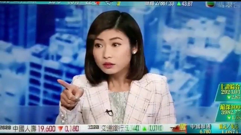 事出突然,女主持丘紫薇即時嚇窒兼手指指。 TVB片段截圖