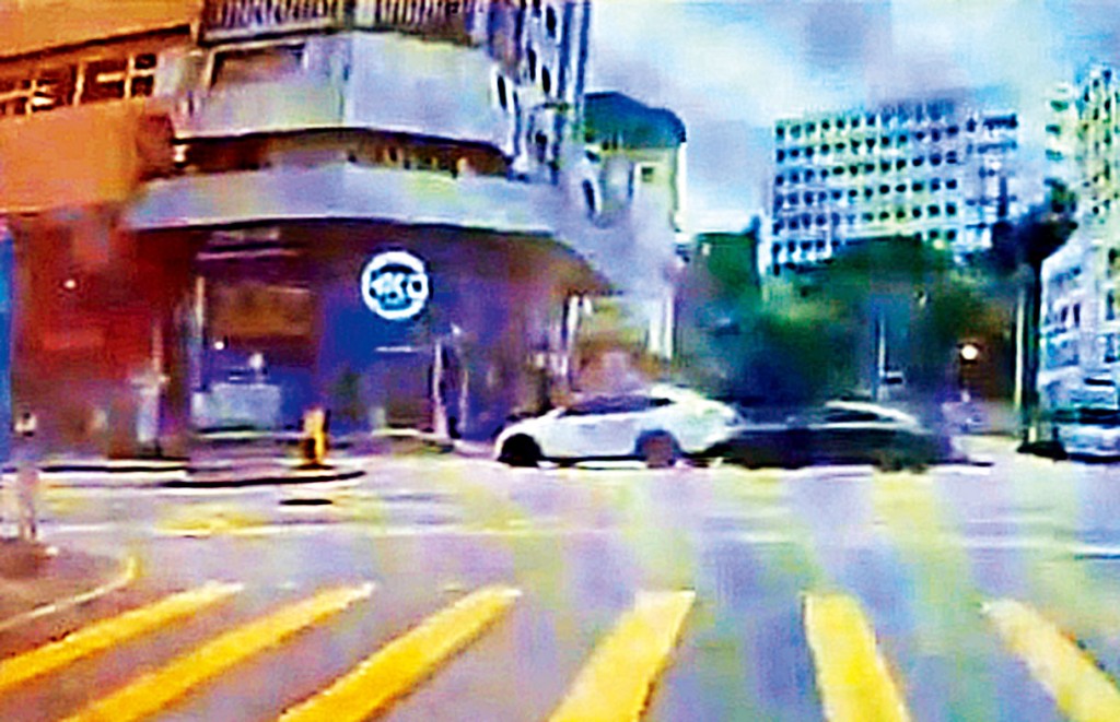 私家車從後追撞電動車,企圖逼使對方停車。