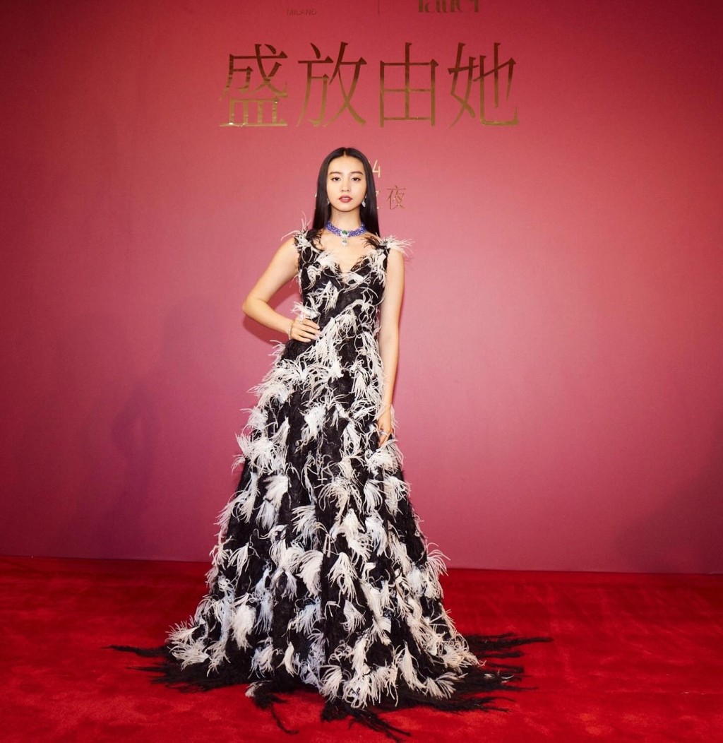日前，木村光希现身上海出席《盛放由她》颁奖礼活动。