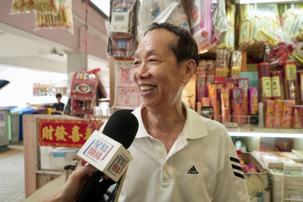 经营40多年祭品店老板李先生表示，生意较去年冷淡。刘骏轩摄 