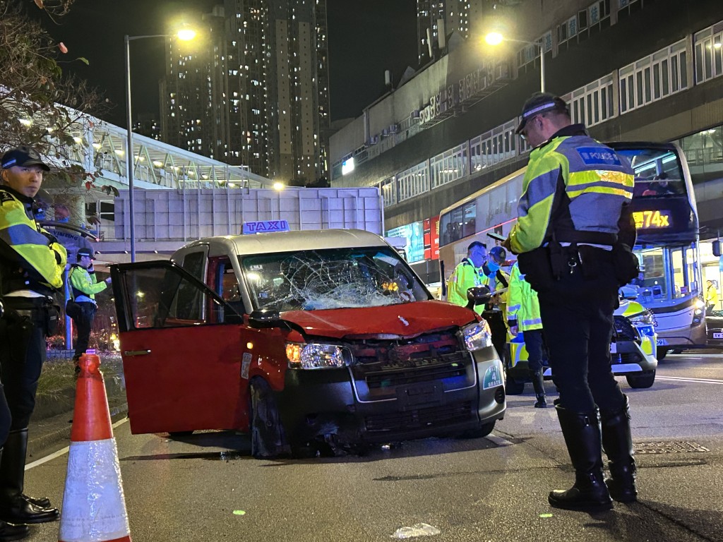 的士车头冚折起，挡风玻璃碎裂。