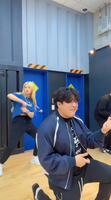 神童Dance Break扮彈結他。