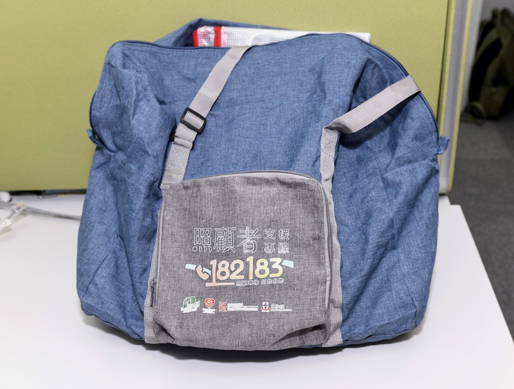 照顧者支援專線「182183」投入運作近兩年,截至上月已處理近10萬宗電。何君健攝 照顧者支援專線「182183」投入運作近兩年,截至上月已處理近10萬宗電。何君健攝