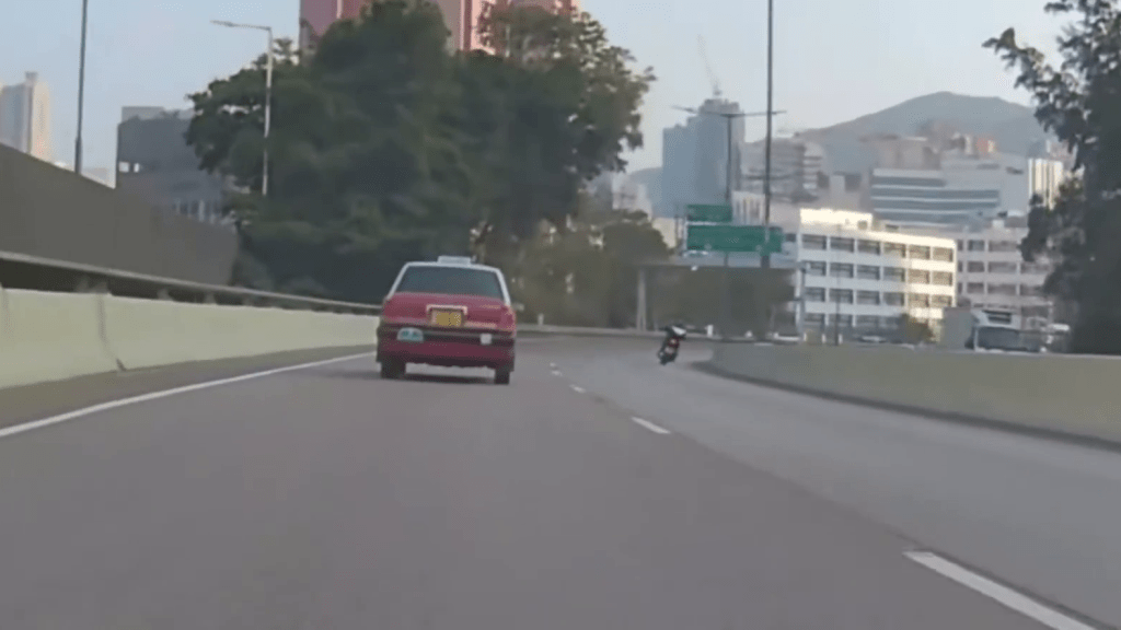 電單車轉右彎時突然減速。 電單車轉右彎時突然減速。