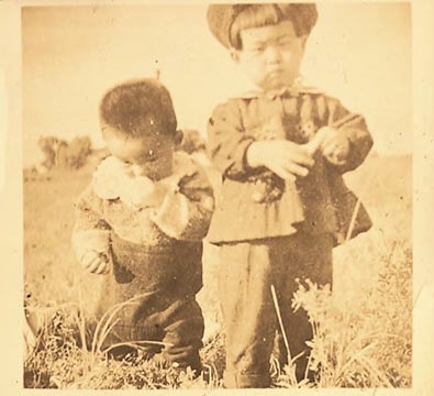 2歲的飯田國彥（左）與姊姊合照。 NHK截圖