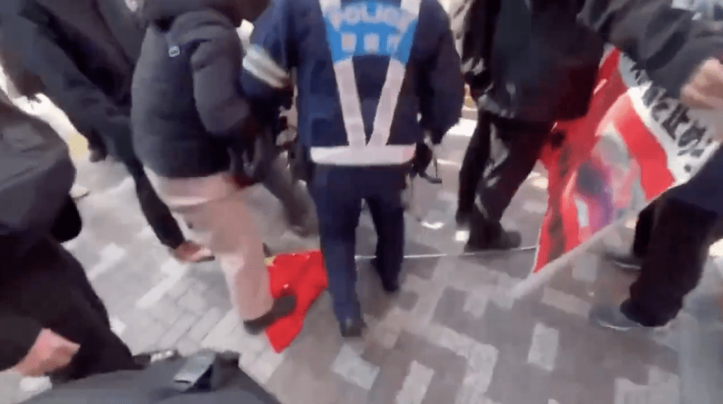 警員急忙扶起被撞跌的中國觀眾。