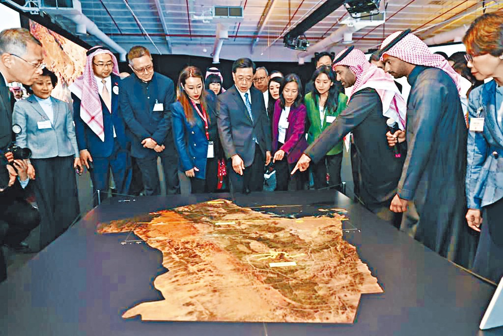 李家超等人參觀智慧城市「新未來城」（NEOM）展覽館。