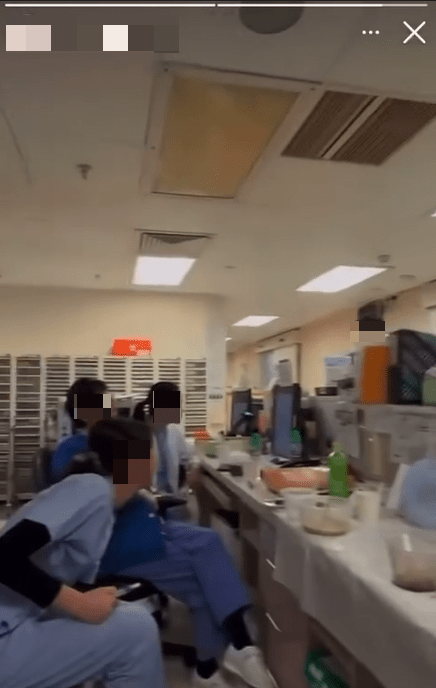 片中連同拍片者在內，共有 5 名人員，從衣著判斷，當中 3 人均穿著醫護人員的制服。網上影片截圖