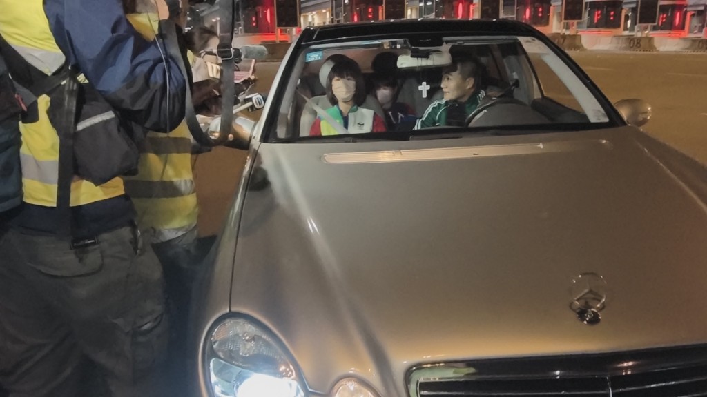 大批記者採訪首批「粵車南下」旅客。黎志偉攝