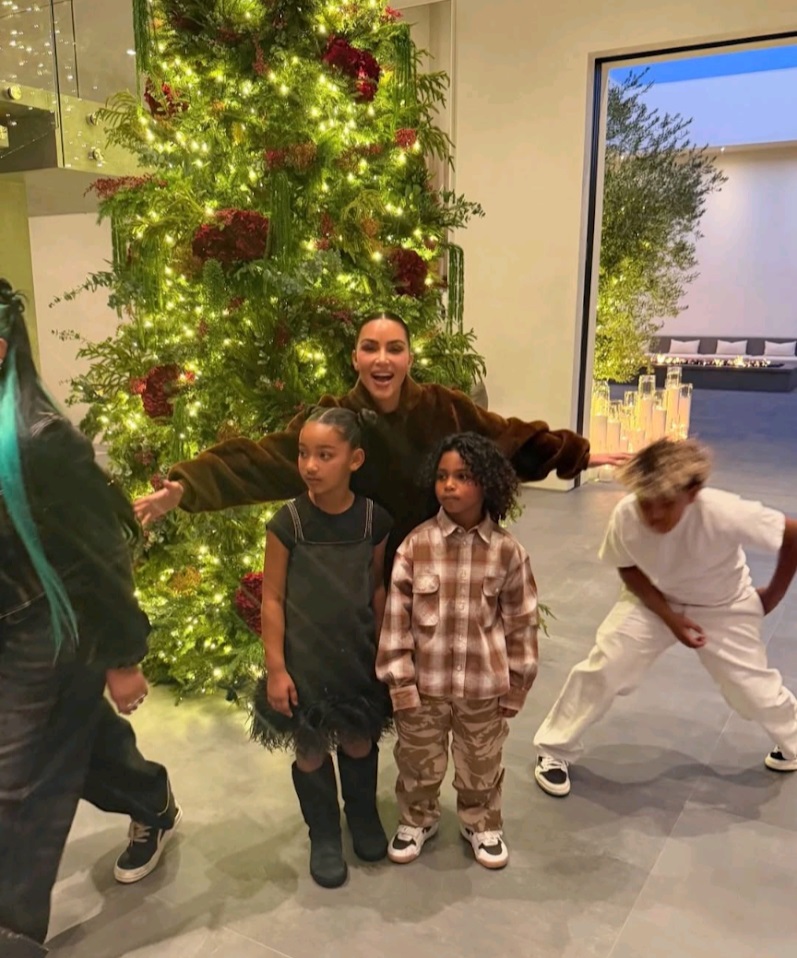 Kim Kardashian想影親子聖誕相，無奈子女們不合作。