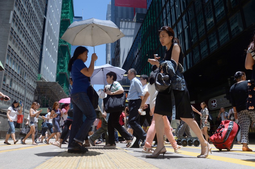 《彭博》调查的经济学家预测，今年香港本地生产总值增长（GDP）为4%，低于此前估计中值4.6%。