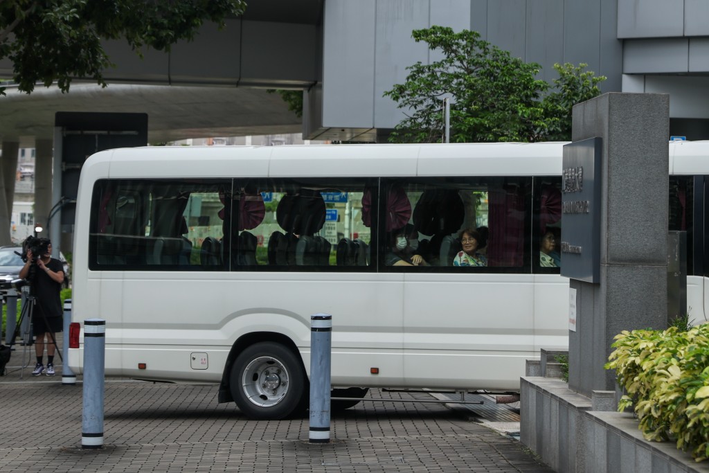 早上10時許,陸績有宏福苑居民抵達啟德的業主大會現場。 早上10時許,陸績有宏福苑居民抵達啟德的業主大會現場。