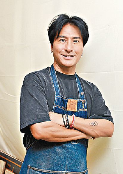 食譜作者：周文淇（Bernnie Chow）    家中由打理糧油白米生意開始，及後經營連鎖酒樓，自小與美食及優質食材一起成長。Bernnie移民外國生活後，迷上周遊列國，品嚐各種特色地方菜系，並開始鑽研各國飲食。回流香港之後，投身家族老本行，開設了自己的美食工作室，致力研究及尋找新穎的煮食方向。