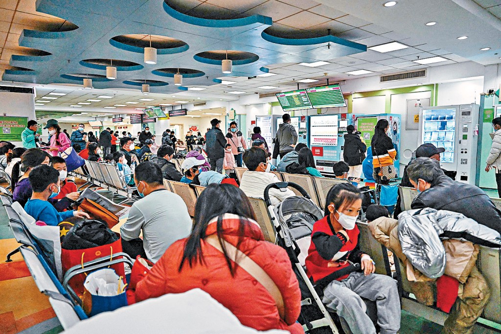 兒童和父母們擠在北京某兒童醫院候診。