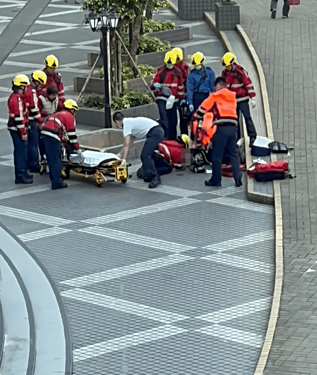 救護員替事主即場急救。fb：麗港城討論區