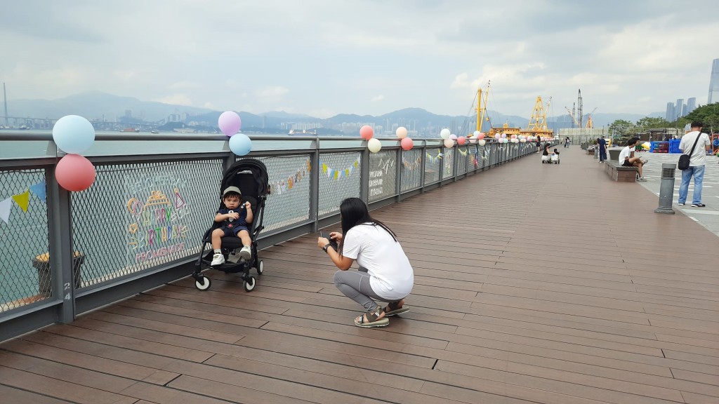 家長為小朋友打卡。