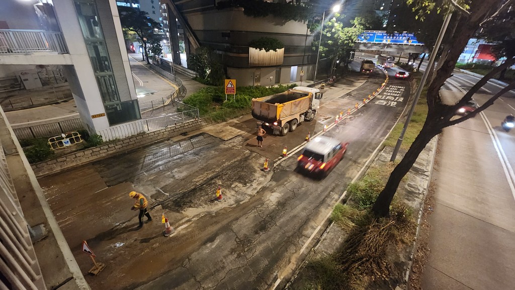 運輸署於上午03時05分宣佈，荔枝⾓道(往旺⾓⽅向)近蝴蝶⾕道的全線現已解封。黃文威攝