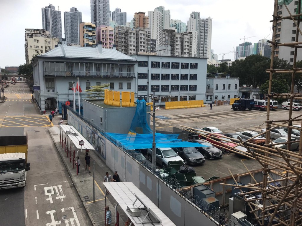 深水埗警署大門放置水馬，停車場放藍紗防止示威者投石。