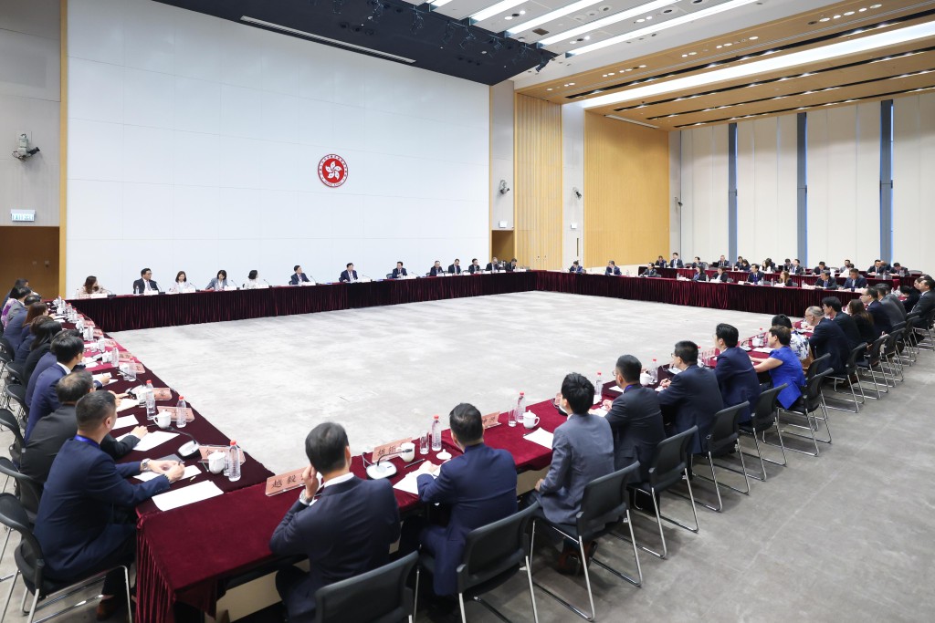 夏寶龍在政府總部與香港18區區議會主席和區議員代表座談。港澳辦網站圖片 夏寶龍在政府總部與香港18區區議會主席和區議員代表座談。港澳辦網站圖片