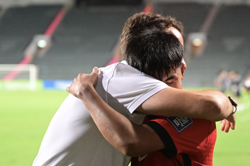 世杯外港队斗伊朗，卢斯尔与杜俊晖拥抱。 陈极彰摄