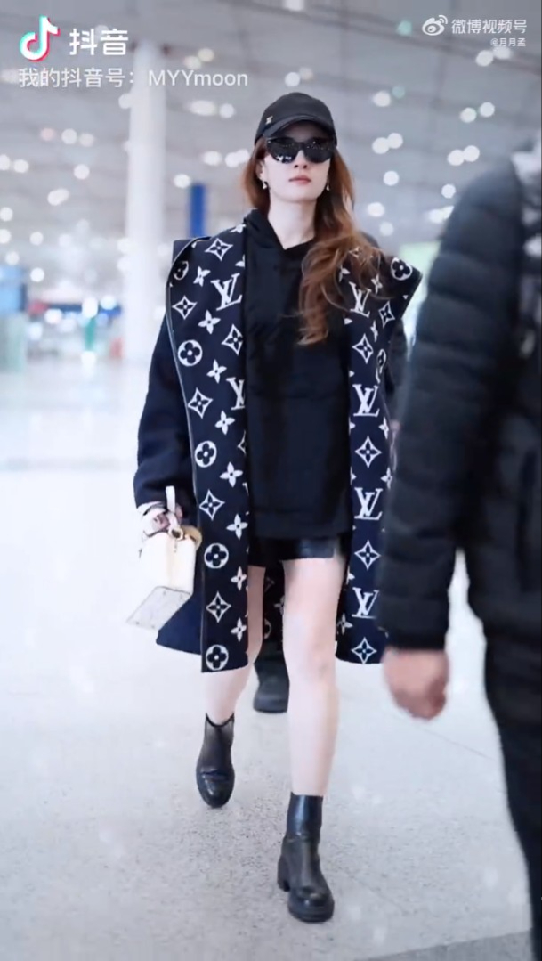劉亦菲以全黑打扮晒腿現身機場。