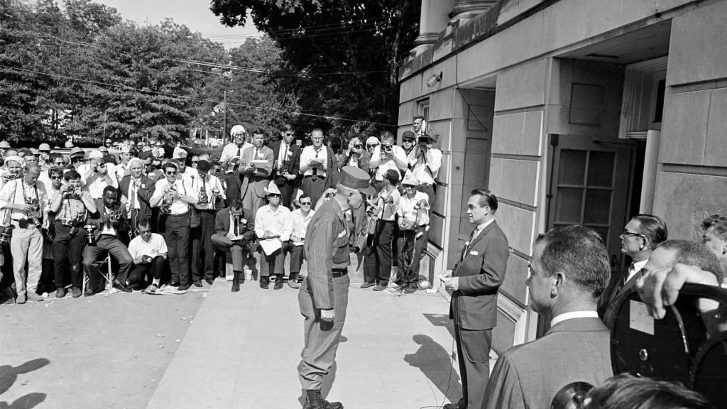 1963年阿拉巴馬州民權運動大遊行，國民警衛隊負責人通知支持種族隔離的州長華萊士（George Wallace）他們聽命於聯邦政府。 美聯社