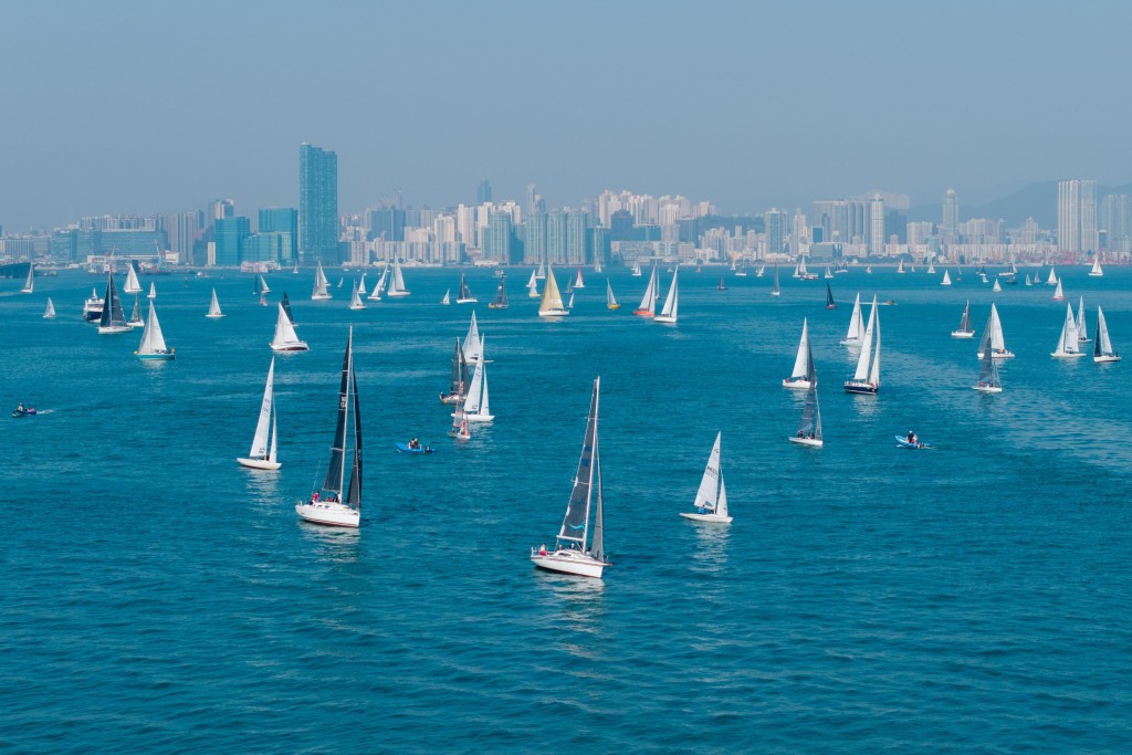 一年一度的環島賽吸引超過200隻不同組別的帆船參賽。香港遊艇會圖 一年一度的環島賽吸引超過200隻不同組別的帆船參賽。香港遊艇會圖