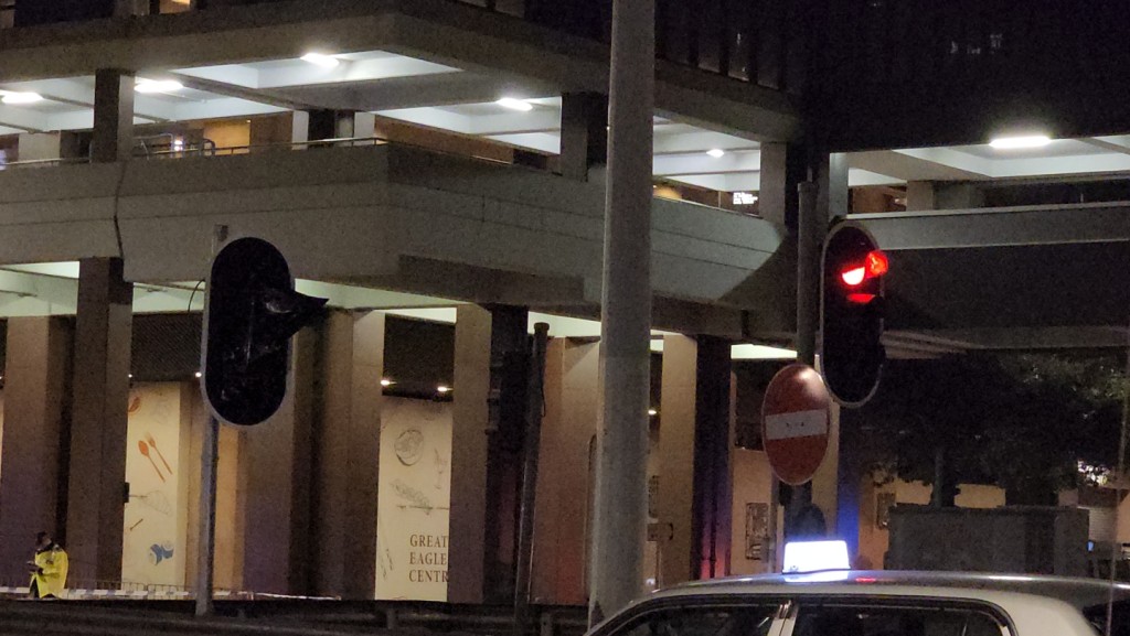 菲林明道分別有兩組交通燈，其中兩支被黑膠袋遮蓋。黎志偉攝