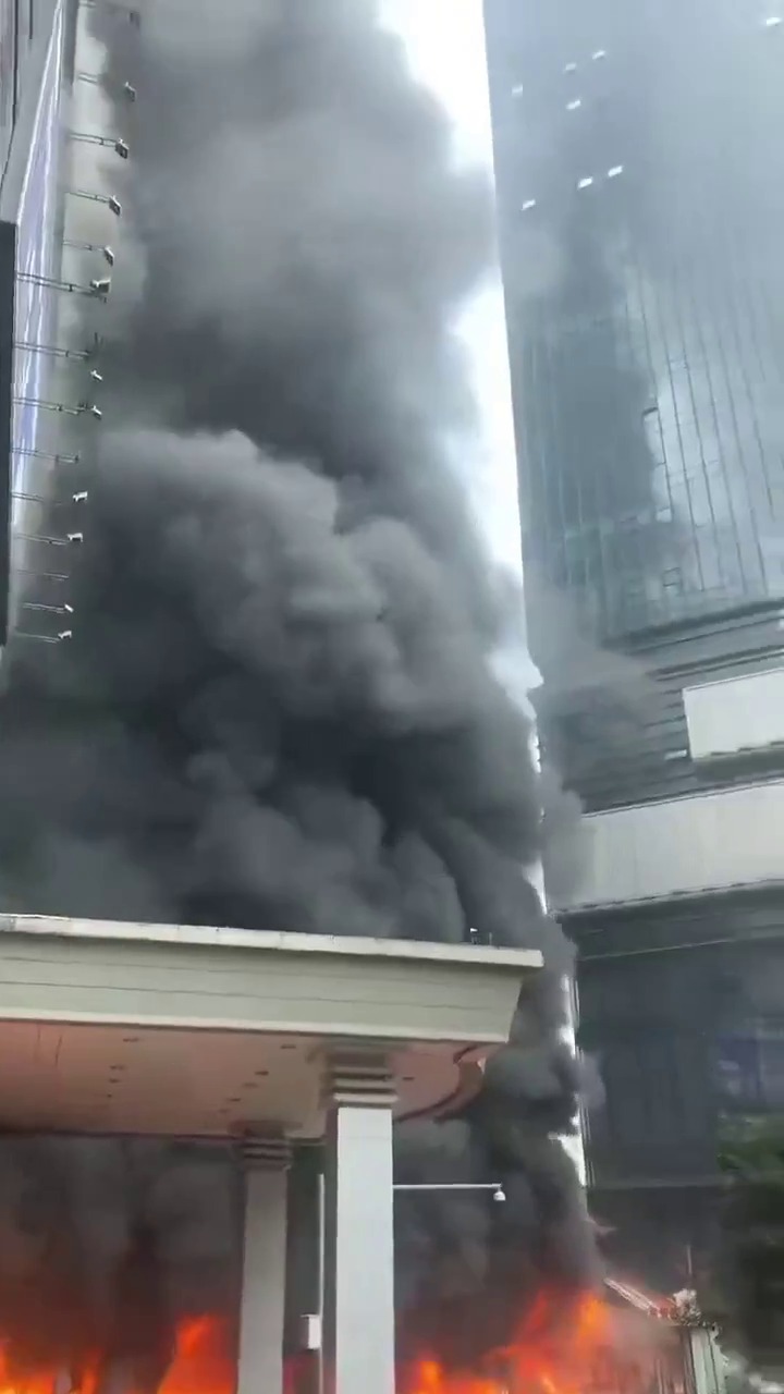 重慶九龍坡11日發生大火,有人謠傳是涉及報復社會。X 重慶九龍坡11日發生大火,有人謠傳是涉及報復社會。X