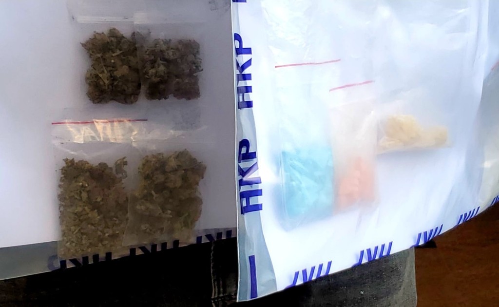 警方搜出毒品。