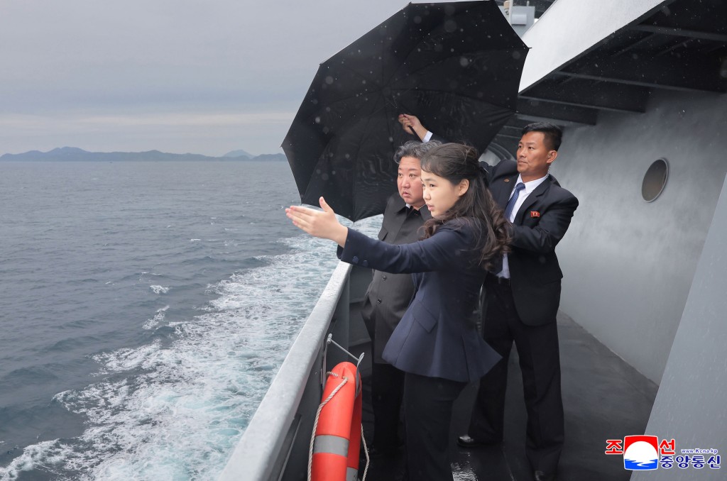 金正恩帶女兒視察驅逐艦試航。美聯社