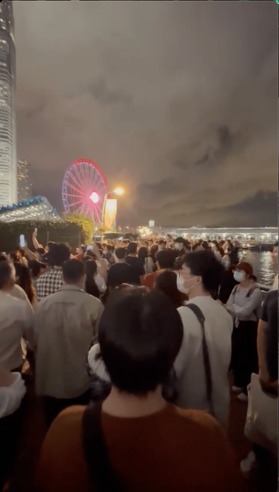 周杰倫今年7月在香港舉行演唱會，中環海濱場外形成了核心外圍，大批人在行人路上聽演唱會。