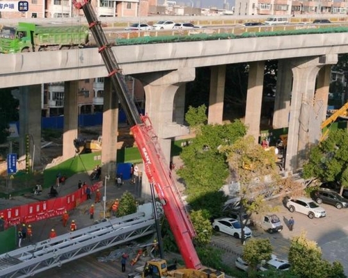 广州在建洛溪大桥行人部分垮塌。