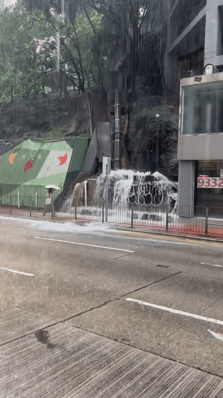 道路旁現小瀑布 道路旁現小瀑布