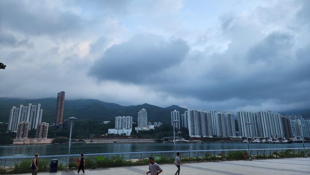 本港部分時間有陽光及炎熱,市區最高氣溫約32度,新界再高一兩度。黎志偉攝 本港部分時間有陽光及炎熱,市區最高氣溫約32度,新界再高一兩度。黎志偉攝