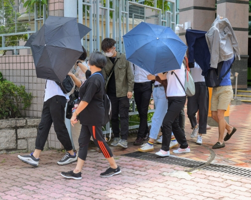 鄧皓仁（左一白衣）、彭國豪（綠衣）。