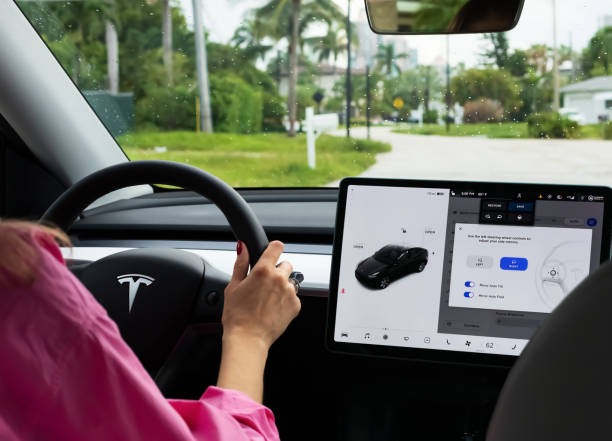 Tesla电动车配备自动驾驶系统。istock