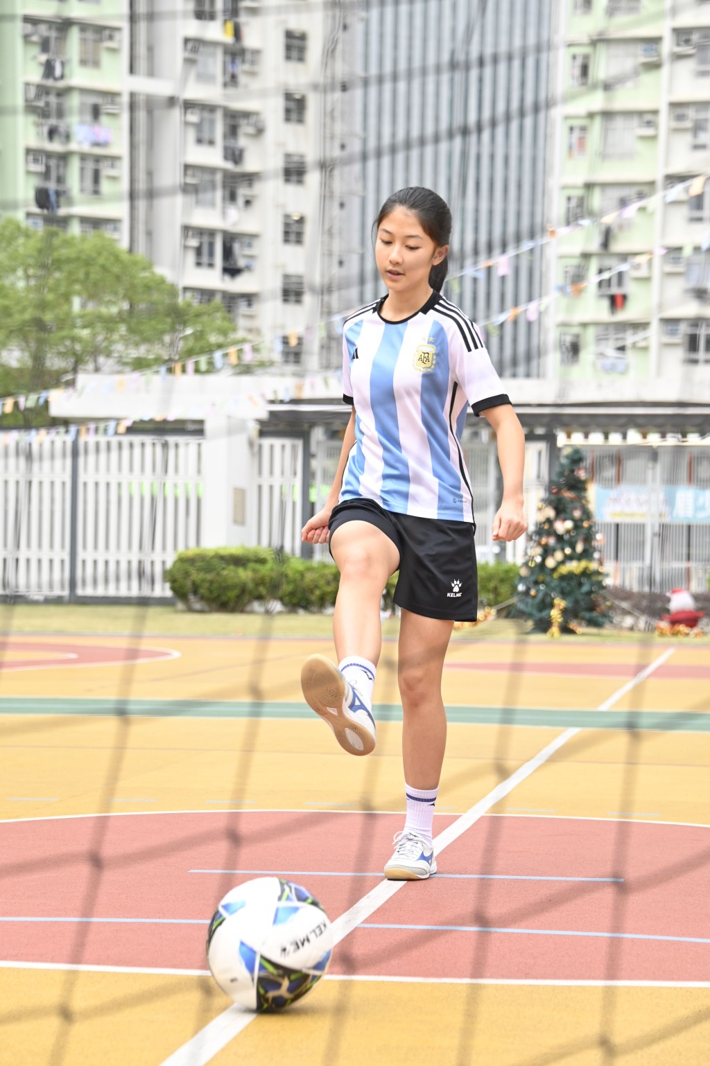 球場英雄地，周衹月踢波有脾氣。