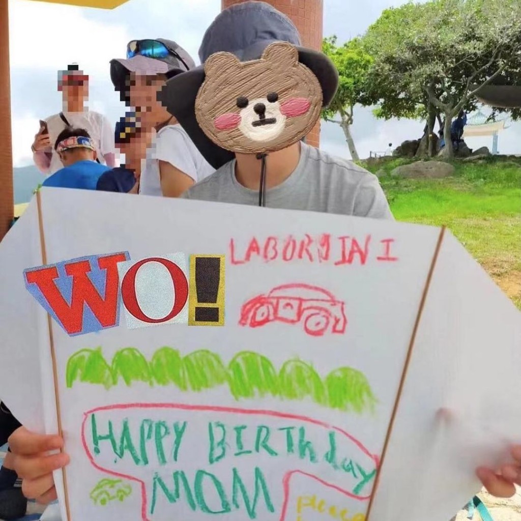 估计相中是大仔Ethan,他展示出亲手画的风筝送给妈咪。